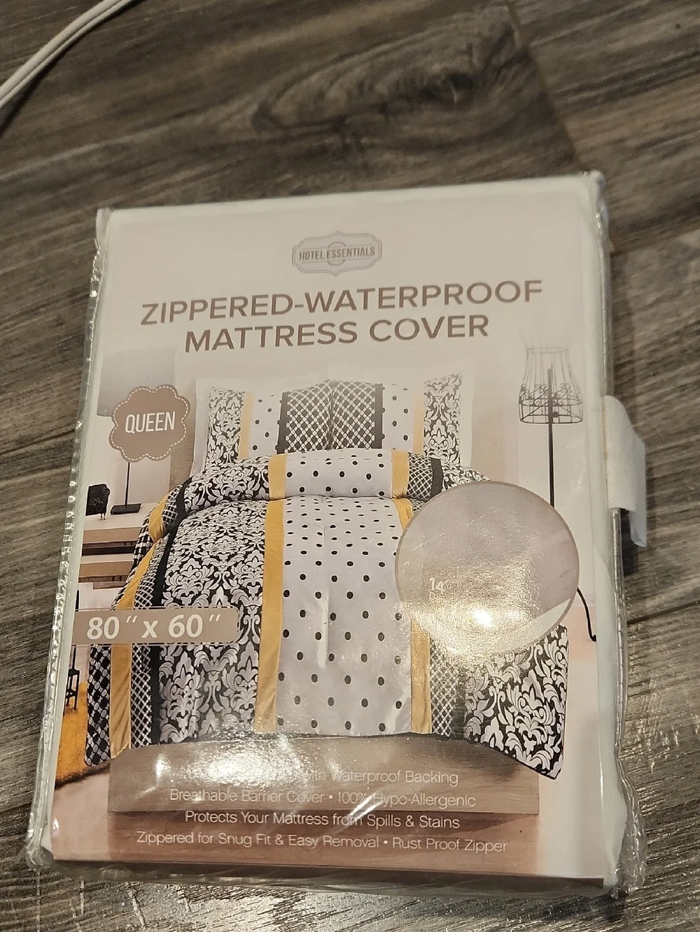 NWT Hotel Essentials Queen Zippered-Waterproof Mattress Cover - White